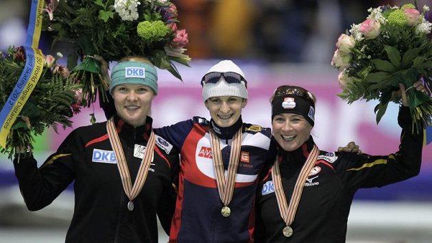 Martina Sáblíková se raduje ze zisku zlaté medaile na 5000 m z Herenveenu po boku stříbrné Stephanie Beckertové a bronzové Claudie Pechsteinové. Martina Sáblíková se raduje ze zisku zlaté medaile na 5000 m z Herenveenu po boku stříbrné Stephanie Beckertové a bronzové Claudie Pechsteinové.