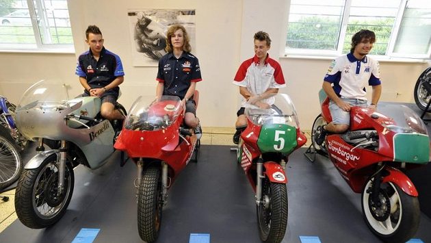 Čeští motocykloví jezdci (zprava) Karel Abraham, Miroslav Popov, Karel Hanika a Jakub Kornfeil. Čeští motocykloví jezdci (zprava) Karel Abraham, Miroslav Popov, Karel Hanika a Jakub Kornfeil.