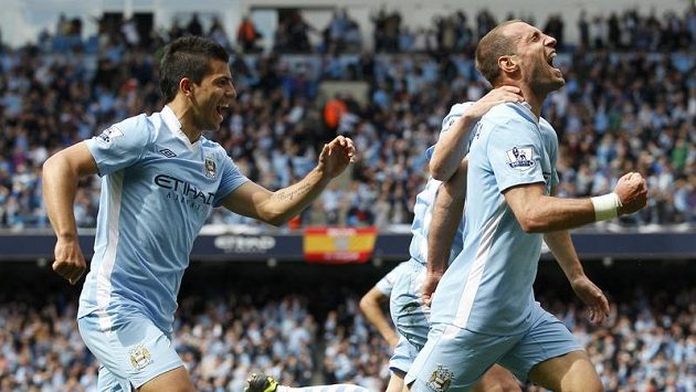 Fotbalisté Manchesteru City se radují z branky v utkání proti Queens Park Rangers. Fotbalisté Manchesteru City se radují z branky v utkání proti Queens Park Rangers.