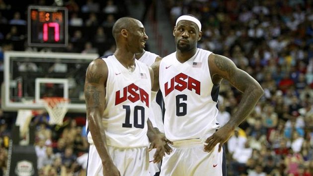 Američtí basketbalisté Kobe Bryant (vlevo) a LeBron James Američtí basketbalisté Kobe Bryant (vlevo) a LeBron James