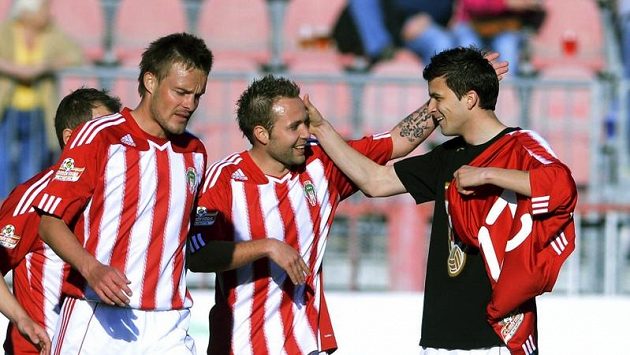 Žižkovští hráči Michal Kropík, Vladan Milosavljev a autor gólu Matej Sivrič (odleva) se radují z třetí terefy v jablonecké síti. Žižkovští hráči Michal Kropík, Vladan Milosavljev a autor gólu Matej Sivrič (odleva) se radují z třetí terefy v jablonecké síti.