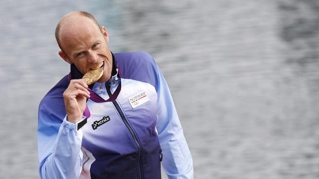 Norský kanoista Eirik Veras Larsen se raduje ze zlaté olympijské medaile. Norský kanoista Eirik Veras Larsen se raduje ze zlaté olympijské medaile.