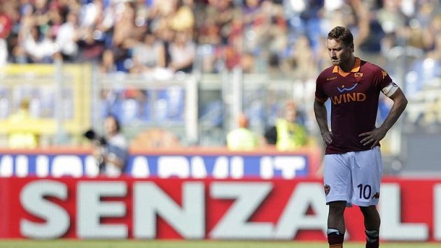 Zklamaný útočník AS Řím Francesco Totti Zklamaný útočník AS Řím Francesco Totti