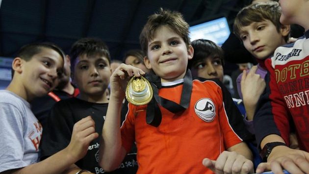 Devítiletý Arda Cakmak nevěřil svým očím, když mu slavný americký plavec Ryan Lochte věnoval svoji zlatou medaili Devítiletý Arda Cakmak nevěřil svým očím, když mu slavný americký plavec Ryan Lochte věnoval svoji zlatou medaili