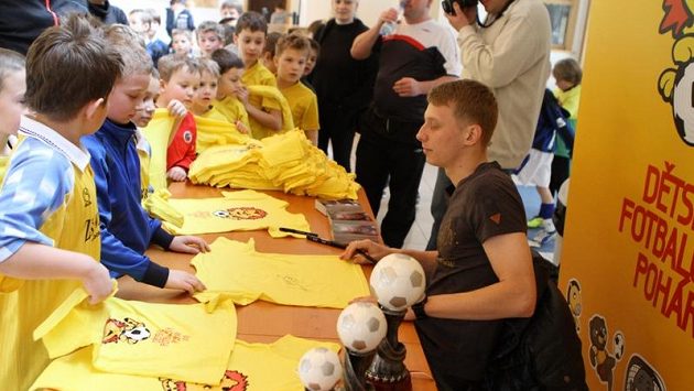 Dětský fotbalový pohár zaštítil reprezentant a sparťanský záložník Ladislav Krejčí. Dětský fotbalový pohár zaštítil reprezentant a sparťanský záložník Ladislav Krejčí.
