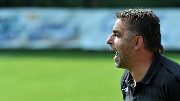 Trenér Miroslav Janů ještě v dobách, kdy trénoval béčko Slavie. Trenér Miroslav Janů ještě v dobách, kdy trénoval béčko Slavie.