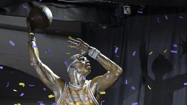 Abdul-Jabbar se dočkal bronzové sochy. Abdul-Jabbar se dočkal bronzové sochy.