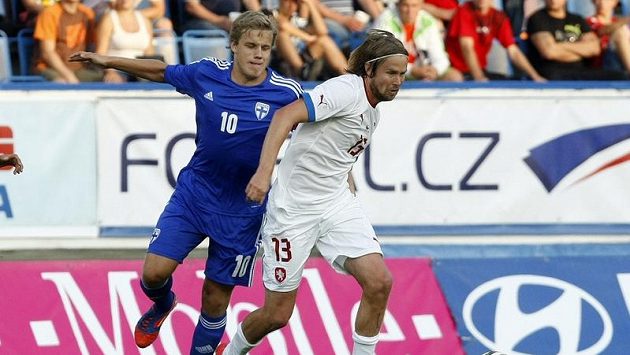 Fin Teemu Pukki (vlevo) v duelu s českou reprezentací. Fin Teemu Pukki (vlevo) v duelu s českou reprezentací.