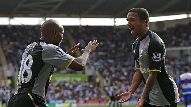 Fotbalisté Tottenhamu Jermaine Defoe (vlevo) a Aaron Lennon se radují z branky. Fotbalisté Tottenhamu Jermaine Defoe (vlevo) a Aaron Lennon se radují z branky.