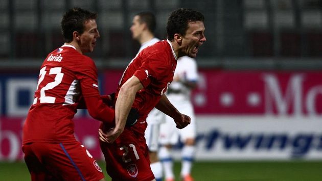 Vladimír Darida (vlevo) gratuluje Davidu Lafatovi ke gólu. Vladimír Darida (vlevo) gratuluje Davidu Lafatovi ke gólu.