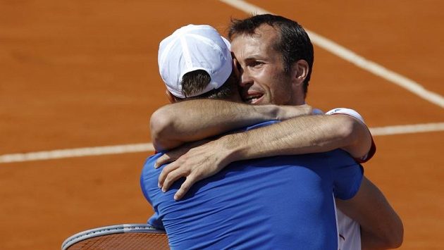 Radek Štěpánek (vpravo) objímá Tomáše Berdycha, který svými třemi body zařídil postup daviscupového týmu do finále. Radek Štěpánek (vpravo) objímá Tomáše Berdycha, který svými třemi body zařídil postup daviscupového týmu do finále.