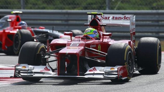 Felipe Massa s vozem Ferrari na okruhu v korejském Jongamu. Felipe Massa s vozem Ferrari na okruhu v korejském Jongamu.
