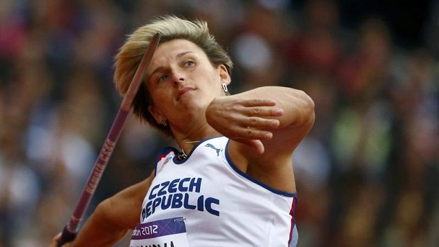 Oštěpařka Barbora Špotáková na olympijských hrách v Londýně. Trenér Jan Železný ji za tréninkový pokus nepochválil. Oštěpařka Barbora Špotáková na olympijských hrách v Londýně. Trenér Jan Železný ji za tréninkový pokus nepochválil.