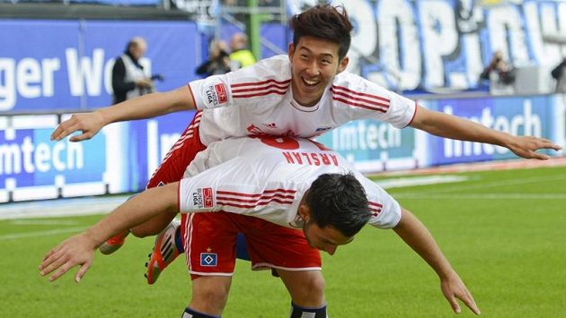 Hamburský Heung Min Son (nahoře) slaví na zádech Tolgaye Arslana své trefy proti Dortmundu. Hamburský Heung Min Son (nahoře) slaví na zádech Tolgaye Arslana své trefy proti Dortmundu.