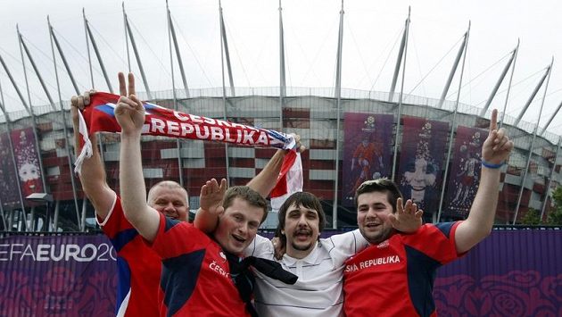 Čestí fanoušci ve Varšavě před začátkem čtvrtfinále letošního ME proti Portugalsku. Čestí fanoušci ve Varšavě před začátkem čtvrtfinále letošního ME proti Portugalsku.