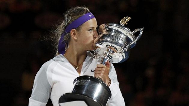 Viktoria Azarenková líbá pohár pro vítězku Australian Open. Viktoria Azarenková líbá pohár pro vítězku Australian Open.