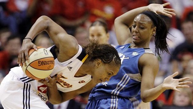 Basketbalistka Indiany Tamika Catchingsová proniká přes bránící hráčku Minnesoty Moniku Wrightovou. Basketbalistka Indiany Tamika Catchingsová proniká přes bránící hráčku Minnesoty Moniku Wrightovou.
