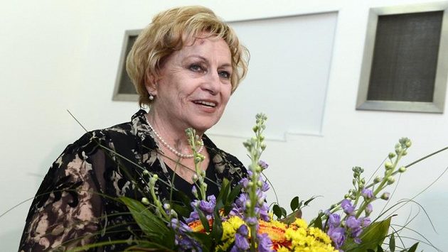 Věra Čáslavská při křtu poštovní dopisnice v Praze Věra Čáslavská při křtu poštovní dopisnice v Praze
