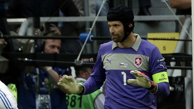 Petr Čech uklidňuje spoluhráče po inkasované brance v souboji s Řeckem. Petr Čech uklidňuje spoluhráče po inkasované brance v souboji s Řeckem.