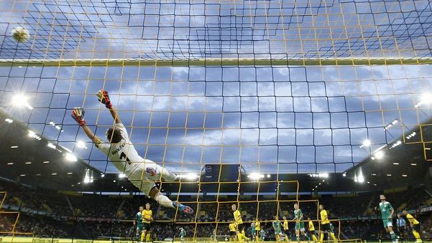 Brankář BSC Young Boys Marco Wölfli se natahuje po střele při utkání 2. předkola Evropské ligy proti Zimbru Kišiněv. Brankář BSC Young Boys Marco Wölfli se natahuje po střele při utkání 2. předkola Evropské ligy proti Zimbru Kišiněv.