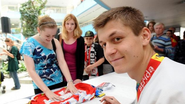 Pardubický hokejista Lukáš Radil se podepisuje fanynkám. Pardubický hokejista Lukáš Radil se podepisuje fanynkám.