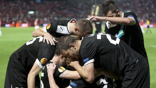 Plzeňští fotbalisté oslavují Rajtoralův gól v utkání proti Hapoelu Tel Aviv. Plzeňští fotbalisté oslavují Rajtoralův gól v utkání proti Hapoelu Tel Aviv.