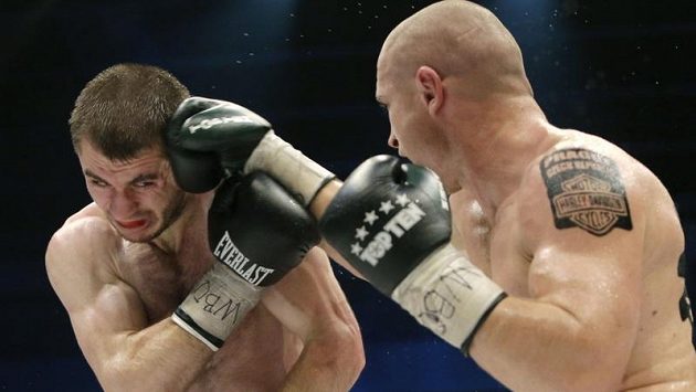 Český profesionální boxer Lukáš Konečný (vpravo) v duelu se Zaurbekem Bajsangurovem z Ruska. Český profesionální boxer Lukáš Konečný (vpravo) v duelu se Zaurbekem Bajsangurovem z Ruska.