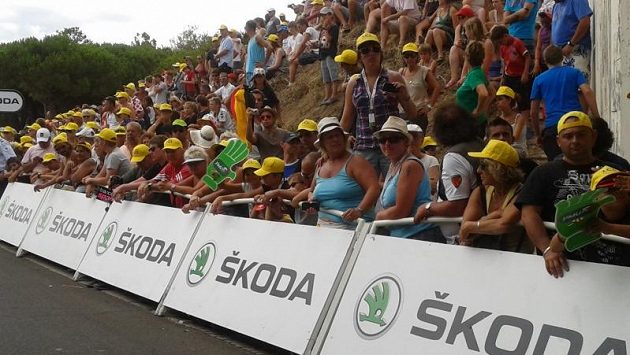 Prostor cíle je už hodiny před finišem každé z etap Tour de France obsazen tisícovkami fanoušků. Prostor cíle je už hodiny před finišem každé z etap Tour de France obsazen tisícovkami fanoušků.