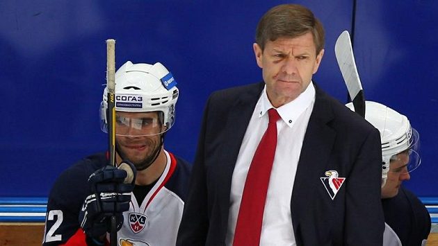 Češi ve službách hokejového Slovanu Bratislava. Vlevo útočník Michal Vondrka, vedle něho kouč mužstva Rostislav Čada. Češi ve službách hokejového Slovanu Bratislava. Vlevo útočník Michal Vondrka, vedle něho kouč mužstva Rostislav Čada.