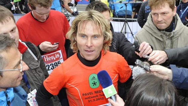 Pavel Nedvěd po doběhu půlmaratónu. Pavel Nedvěd po doběhu půlmaratónu.