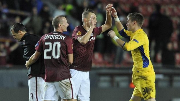 Brankář Sparty Tomáš Vaclík (vpravo) se raduje se spoluhráči z výhry. Brankář Sparty Tomáš Vaclík (vpravo) se raduje se spoluhráči z výhry.