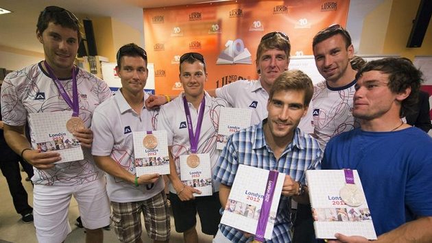 Zleva olympionici, kanoisté Josef Dostál, Jan Štěrba, Daniel Havel a Lukáš Trefil, pětibojař David Svoboda, badmintonista Petr Koukal a kajakář Vavřinec Hradilek představili oficiální publikaci Českého olympijského výboru nazvanou LOH - Londýn 2012. Zleva olympionici, kanoisté Josef Dostál, Jan Štěrba, Daniel Havel a Lukáš Trefil, pětibojař David Svoboda, badmintonista Petr Koukal a kajakář Vavřinec Hradilek představili oficiální publikaci Českého olympijského výboru nazvanou LOH - Londýn 2012.