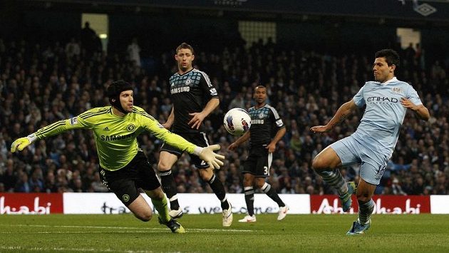 Gólman Chelsea Petr Čech řeší atak útočníka Sergia Agüera z Manchesteru City. Gólman Chelsea Petr Čech řeší atak útočníka Sergia Agüera z Manchesteru City.