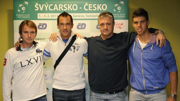 Zleva tenisté Ivo Minář a Lukáš Rosol, kapitán českého tenisového týmu Jaroslav Navrátil a tenista Jiří Veselý odletěli do Švýcarska. Zleva tenisté Ivo Minář a Lukáš Rosol, kapitán českého tenisového týmu Jaroslav Navrátil a tenista Jiří Veselý odletěli do Švýcarska.