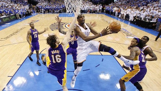 Rozhodující body Oklahomy zaznamenal Kevin Durant (v bílém). Rozhodující body Oklahomy zaznamenal Kevin Durant (v bílém).