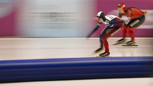 Martina Sáblíková na trati v Heerenvenu před Pechsteinovou z Německa Martina Sáblíková na trati v Heerenvenu před Pechsteinovou z Německa