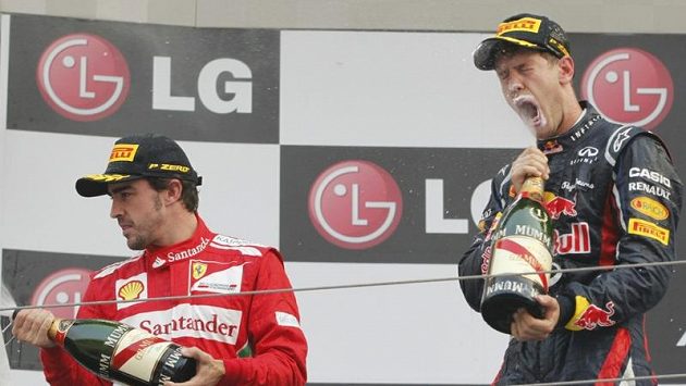 Sebastian Vettel si vychutnává vítězství, vlevo Fernando Alonso. Sebastian Vettel si vychutnává vítězství, vlevo Fernando Alonso.