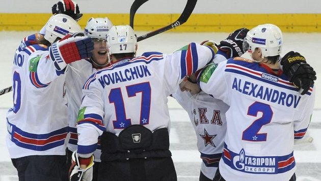 Hokejisté Petrohradu se radují ze vstřelení rozhodující branky do sítě pražského Lva. Vpravo Jurij Alexandrov, vedle něj Ilja Kovalčuk. Hokejisté Petrohradu se radují ze vstřelení rozhodující branky do sítě pražského Lva. Vpravo Jurij Alexandrov, vedle něj Ilja Kovalčuk.