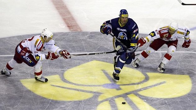 Jaromíra Jágra (uprostřed) se snaží zastavit slávisté Pavel Klhůfek (vlevo) a Petr Kadlec. Jaromíra Jágra (uprostřed) se snaží zastavit slávisté Pavel Klhůfek (vlevo) a Petr Kadlec.