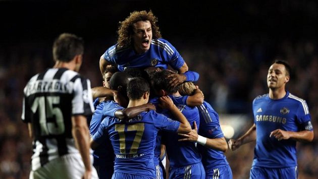 Oscar z Chelsea se raduje z jedné ze svých dvou branek do sítě Juventusu. Oscar z Chelsea se raduje z jedné ze svých dvou branek do sítě Juventusu.