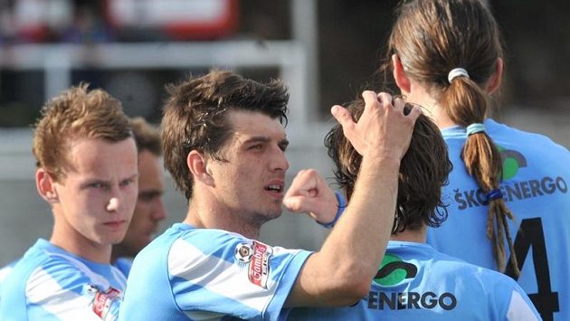 Fotbalisté Mladé Boleslavi se radují z gólu proti Dukle. Fotbalisté Mladé Boleslavi se radují z gólu proti Dukle.