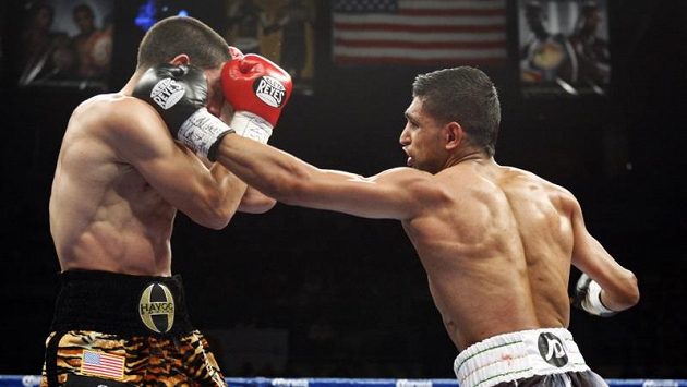 Amir Khan (vpravo) trefuje levačkou Danny Garciu Amir Khan (vpravo) trefuje levačkou Danny Garciu