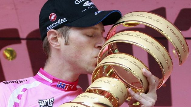 První polibek vítězného Kandaďana Hesjedala patřil trofeji... První polibek vítězného Kandaďana Hesjedala patřil trofeji...