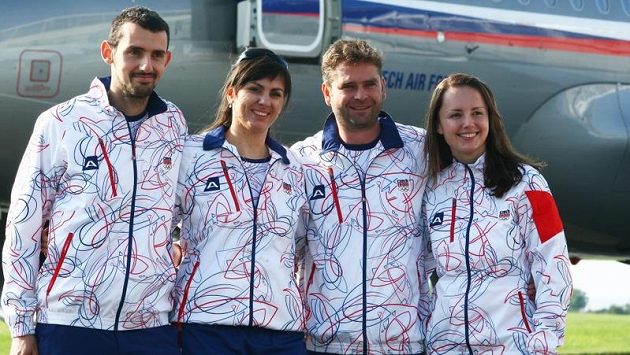 Střelci (zleva) Martin Podhráský, Lenka Marušková, Martin Strnad a Adéla Sýkorová při odletu na olympijské hry v Londýně. Střelci (zleva) Martin Podhráský, Lenka Marušková, Martin Strnad a Adéla Sýkorová při odletu na olympijské hry v Londýně.