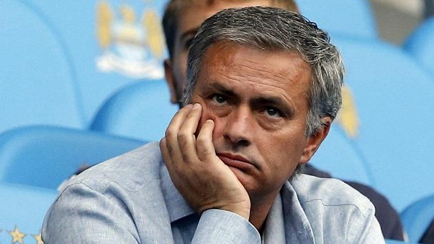 Trenér Realu José Mourinho drží nad Ronaldem ochranou ruku. Trenér Realu José Mourinho drží nad Ronaldem ochranou ruku.
