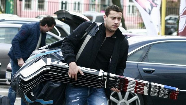 Hokejový brankář Ondřej Pavelec se vrací do zámoří. Hokejový brankář Ondřej Pavelec se vrací do zámoří.