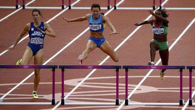 Denisa Rosolová (vlevo) na olympijské trati v Londýně. Uprostřed běží Ukrajinka Hanna Titimetsová a vpravo Vera Barbosaová z Portugalska. Denisa Rosolová (vlevo) na olympijské trati v Londýně. Uprostřed běží Ukrajinka Hanna Titimetsová a vpravo Vera Barbosaová z Portugalska.