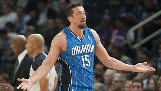 Hedo Turkoglu z Orlanda si stěžuje na výrok rozhodčího v duelu s New Yorkem Knicks. Hedo Turkoglu z Orlanda si stěžuje na výrok rozhodčího v duelu s New Yorkem Knicks.