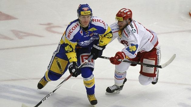 Petr Zámorský ze Zlína (vlevo) a Erik Hrňa z Třince Petr Zámorský ze Zlína (vlevo) a Erik Hrňa z Třince