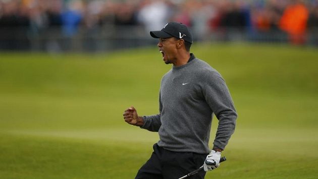 Vítězné gesto amerického golfisty Tigera Woodse Vítězné gesto amerického golfisty Tigera Woodse